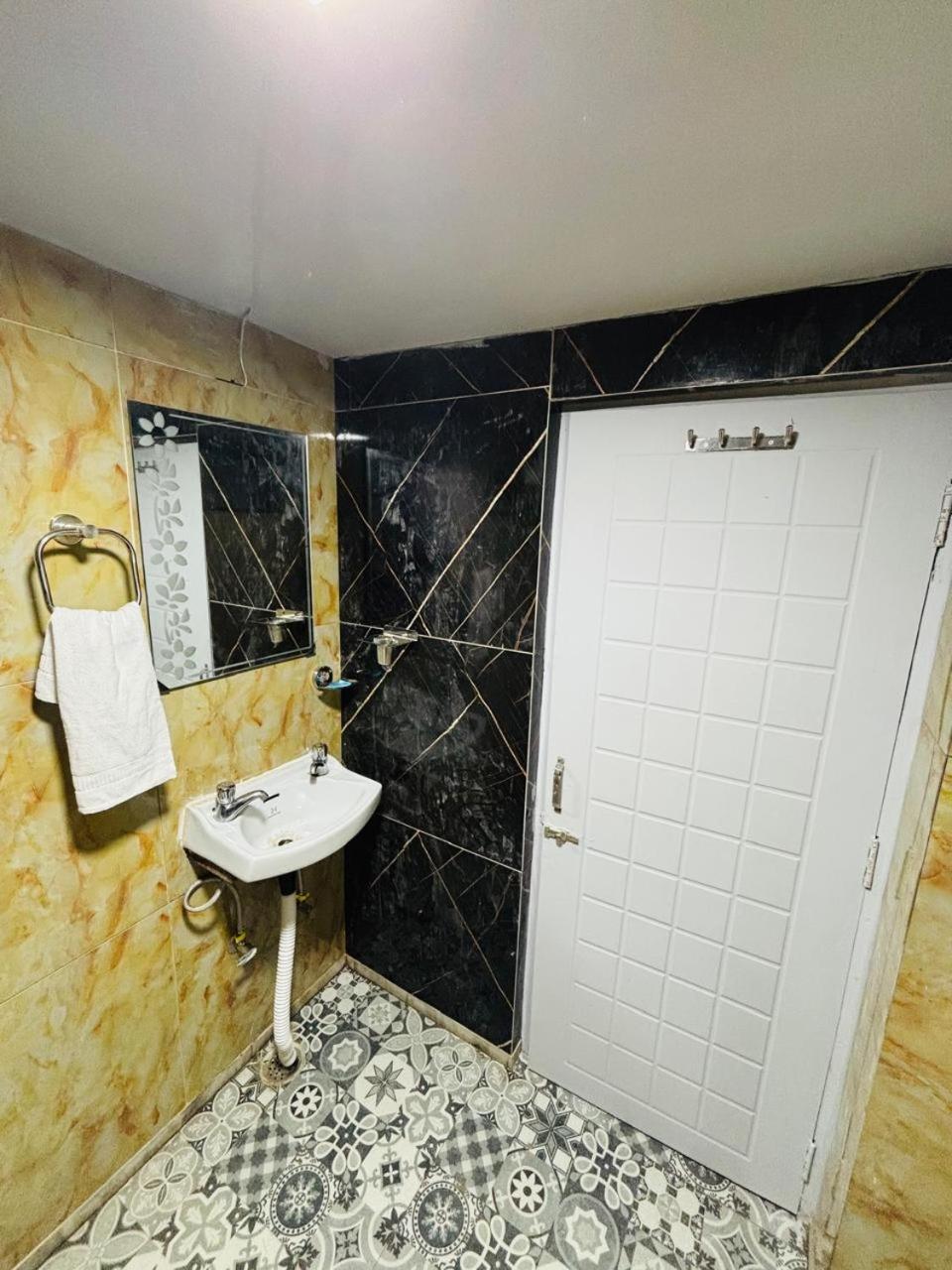 מוסורי Hotel Amar מראה חיצוני תמונה