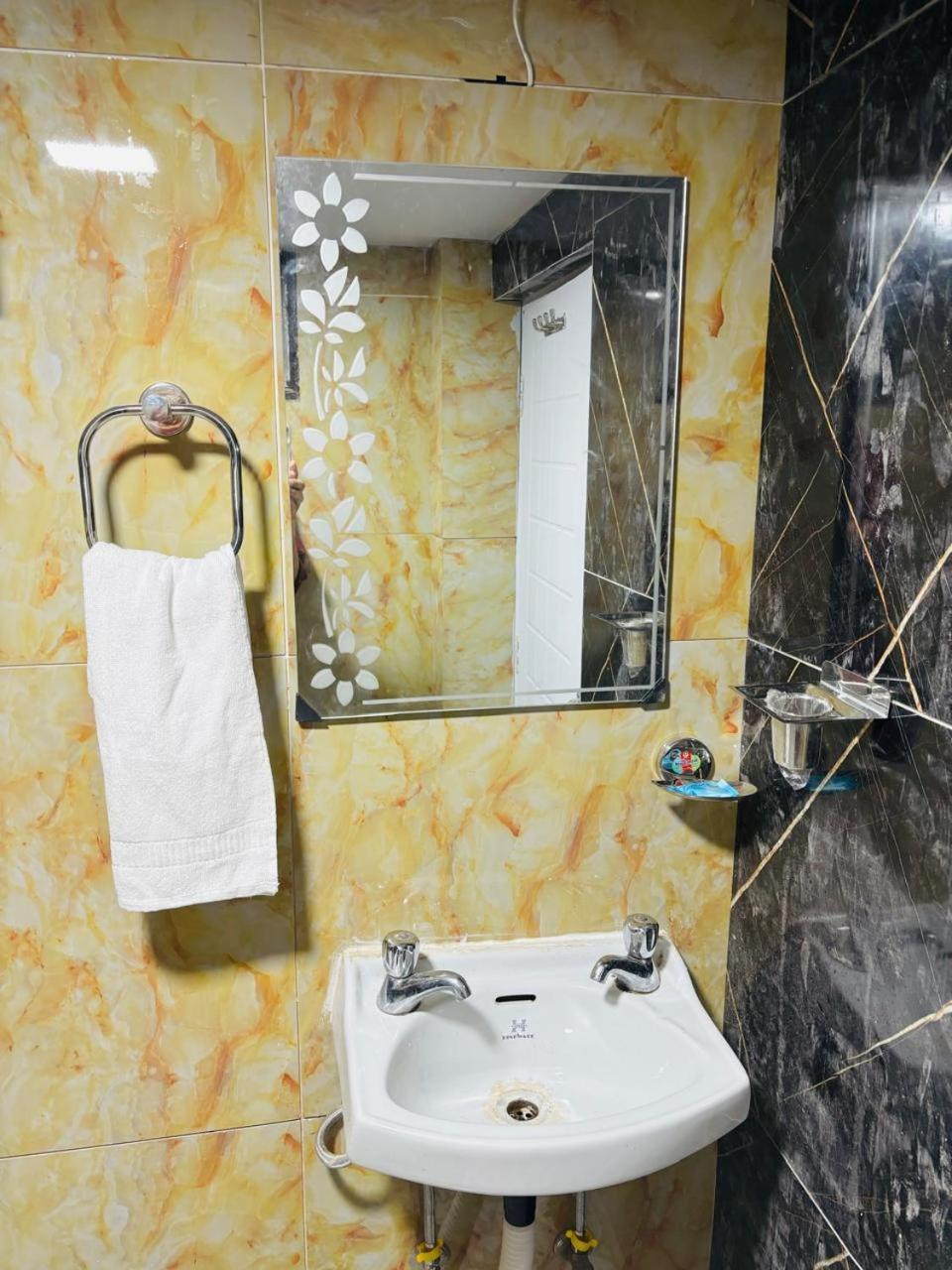 מוסורי Hotel Amar מראה חיצוני תמונה